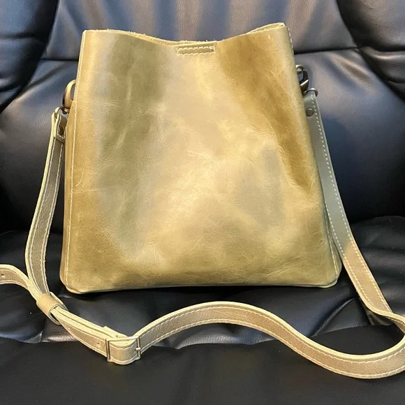 RARE Portland Leather Butterfly Bucket Crossbody bag in Anjou - Picture 2 of 10